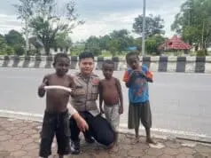 Personil Satgas Ops Damai Cartenz-2025 Sambangi Anak-anak Papua
