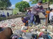 Bupati Tangerang Terjun Langsung Bersihkan Tumpukan Sampah di Sungai Golden Bupati Tangerang Moch Maesyal Rasyid saat bergotong-royong bersama warga turun membersihkan sampah yang menumpuk di Sungai Golden.(Foto istimewa)