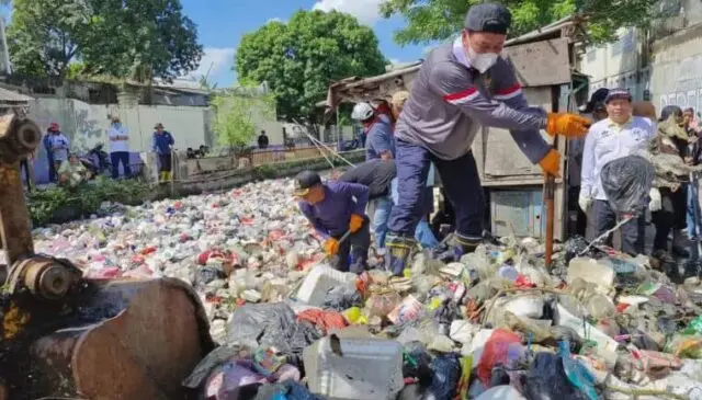 Bupati Tangerang Terjun Langsung Bersihkan Tumpukan Sampah di Sungai Golden Bupati Tangerang Moch Maesyal Rasyid saat bergotong-royong bersama warga turun membersihkan sampah yang menumpuk di Sungai Golden.(Foto istimewa)