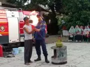 Warga Perum KBN Purworejo Antusias Ikuti Pelatihan Pemadaman Api Bersama Damkar Warga Perum KBN Purworejo Antusias Ikuti Pelatihan Pemadaman Api Bersama Damkar