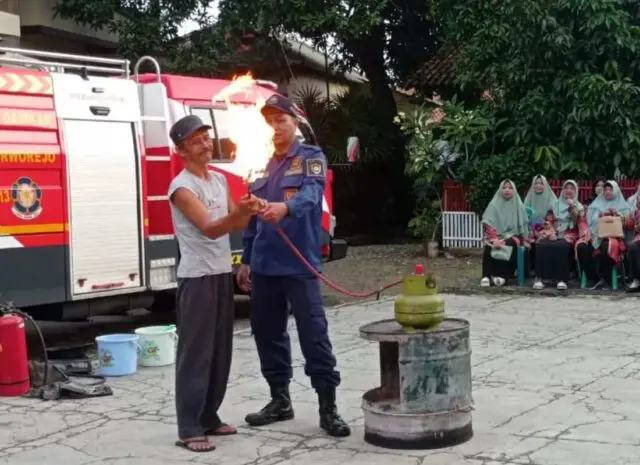 Warga Perum KBN Purworejo Antusias Ikuti Pelatihan Pemadaman Api Bersama Damkar Warga Perum KBN Purworejo Antusias Ikuti Pelatihan Pemadaman Api Bersama Damkar