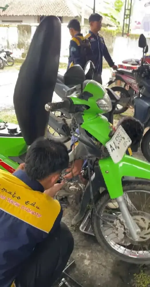 Pelatihan Cuci Motor dan Detailing di Roworejo: Dorong Kemandirian Warga Lewat Keterampilan Teknis dan Manajerial Pelatihan Cuci Motor dan Detailing di Roworejo: Dorong Kemandirian Warga Lewat Keterampilan Teknis dan Manajerial