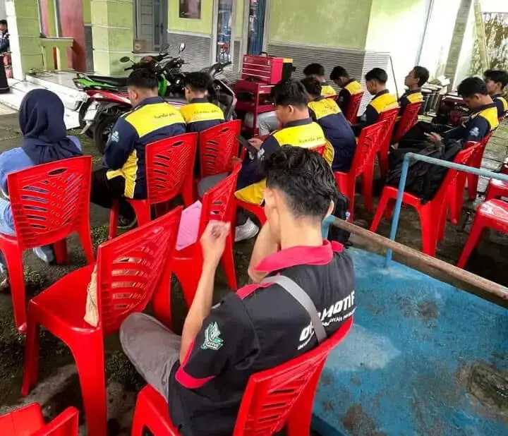 Pelatihan Cuci Motor dan Detailing di Roworejo: Dorong Kemandirian Warga Lewat Keterampilan Teknis dan Manajerial Pelatihan Cuci Motor dan Detailing di Roworejo: Dorong Kemandirian Warga Lewat Keterampilan Teknis dan Manajerial