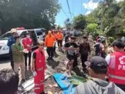 Dump Truk Hantam Angkot di Bener Purworejo, 11 Tewas dan 6 Luka-Luka Dump Truk Hantam Angkot di Bener Purworejo, 11 Tewas dan 6 Luka-Luka