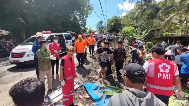 Dump Truk Hantam Angkot di Bener Purworejo, 11 Tewas dan 6 Luka-Luka Dump Truk Hantam Angkot di Bener Purworejo, 11 Tewas dan 6 Luka-Luka