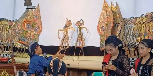 Empat Dalang Cilik Unjuk Gigi di Pagelaran Wayang Kulit Masuk Sekolah SMPN 28 Purworejo