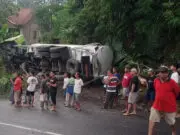 Truk Tronton Terguling di Kalijambe, Polisi Larang Kendaraan Berat Melintas Sementara