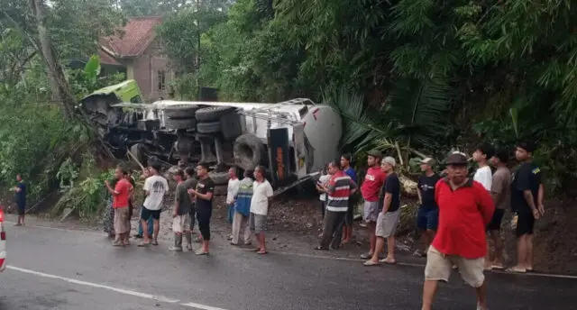 Truk Tronton Terguling di Kalijambe, Polisi Larang Kendaraan Berat Melintas Sementara Truk Tronton Terguling di Kalijambe, Polisi Larang Kendaraan Berat Melintas Sementara