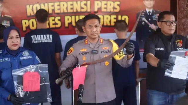 Polres Purworejo Tangkap Pelaku Premanisme Bersenjata di Tiga Lokasi, Satu Korban Luka Serius Polres Purworejo Tangkap Pelaku Premanisme Bersenjata di Tiga Lokasi, Satu Korban Luka Serius