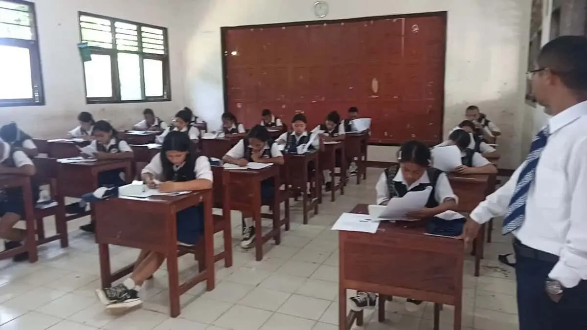 Siswa Kelas IX SMPN 2 Wae Ri'i Kabupaten Manggarai NTT Mengikuti UAS Siswa Kelas IX SMPN 2 Wae Ri'i Kabupaten Manggarai NTT Mengikuti UAS