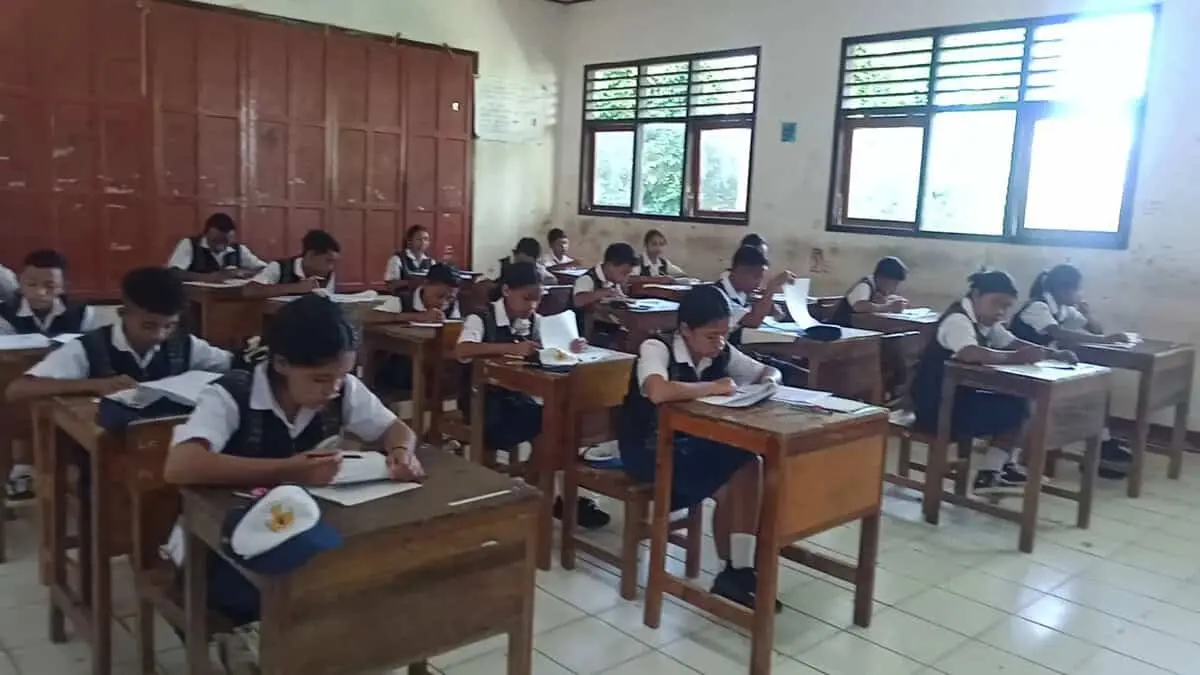 Siswa Kelas IX SMPN 2 Wae Ri'i Kabupaten Manggarai NTT Mengikuti UAS Siswa Kelas IX SMPN 2 Wae Ri'i Kabupaten Manggarai NTT Mengikuti UAS