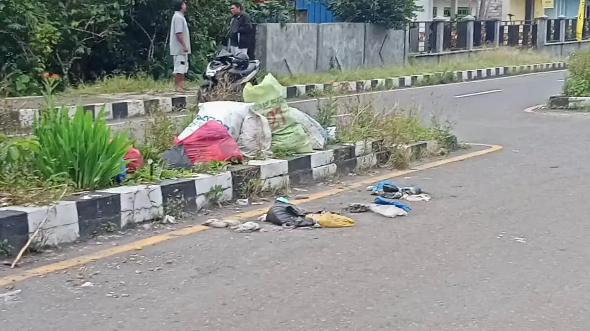 Sampah Plus Bau Menyengat Warnai Jalur Menuju Bandara Frans Sales Lega Ruteng, Bagian Dari Perubahan?