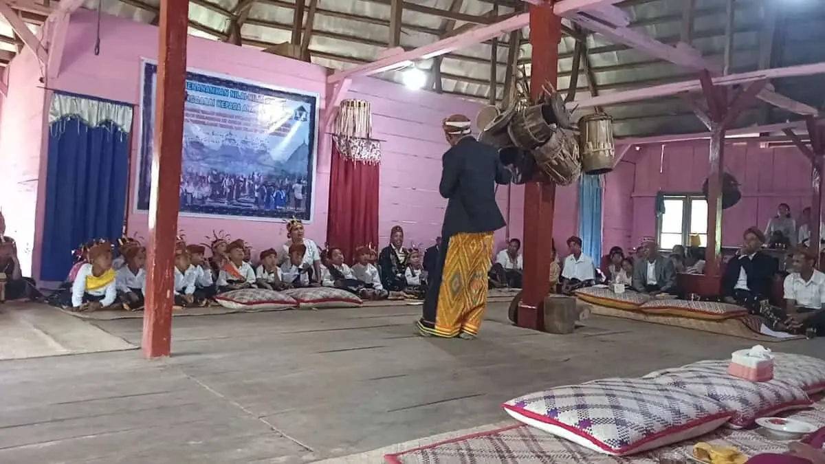 Belajar Budaya Sejak Dini, Anak Anak Taman Seminari Fyllano Pela Kunjungi Rumah Adat Gendang Bung Kaca Manggarai NTT Belajar Budaya Sejak Dini, Anak Anak Taman Seminari Fyllano Pela Kunjungi Rumah Adat Gendang Bung Kaca Manggarai NTT