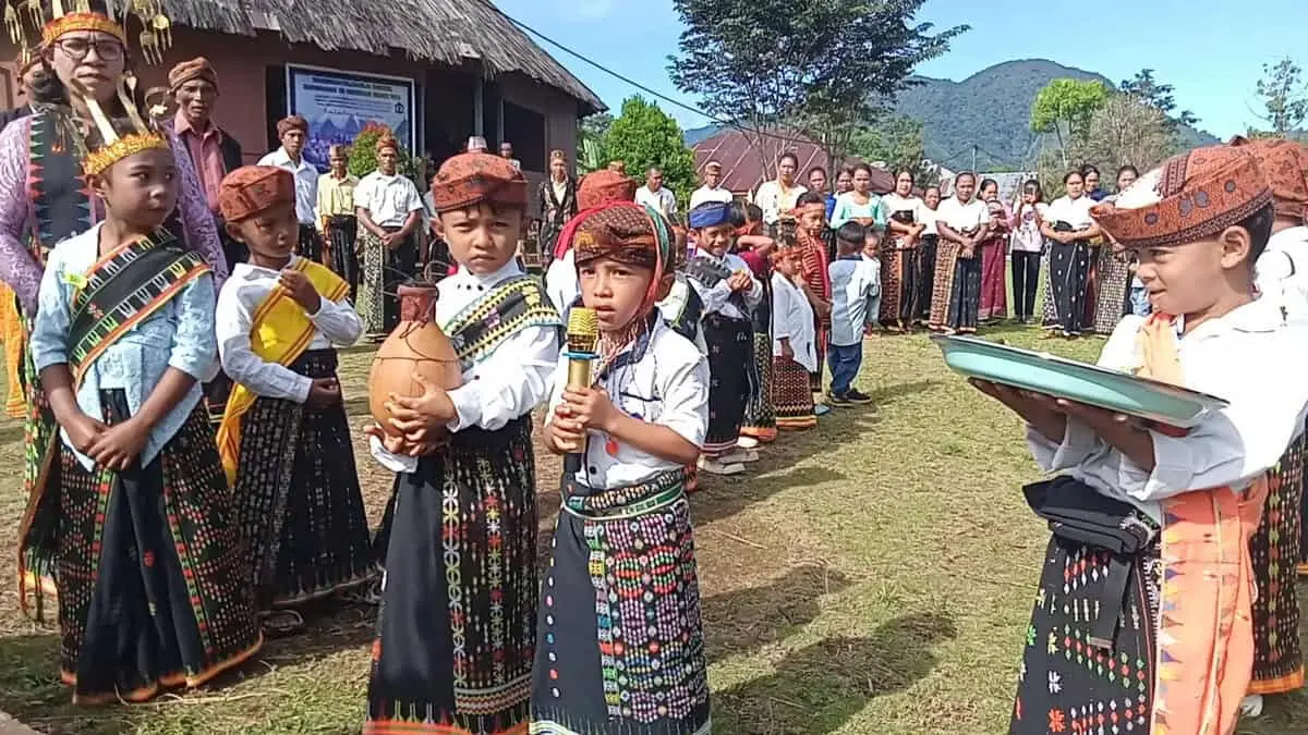 Belajar Budaya Sejak Dini, Anak Anak Taman Seminari Fyllano Pela Kunjungi Rumah Adat Gendang Bung Kaca Manggarai NTT Belajar Budaya Sejak Dini, Anak Anak Taman Seminari Fyllano Pela Kunjungi Rumah Adat Gendang Bung Kaca Manggarai NTT