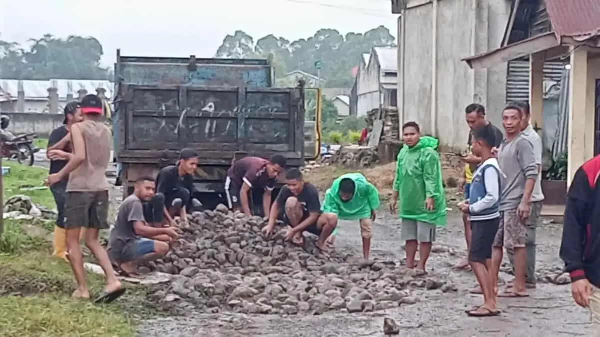 Warga RT 14 Kelurahan Satar Tacik Bersama Umat KBG Eglesia Paroki Kumba Manggarai NTT Kompak Perbaiki Jalan Rusak Warga RT 14 Kelurahan Satar Tacik Bersama Umat KBG Eglesia Paroki Kumba Manggarai NTT Kompak Perbaiki Jalan Rusak
