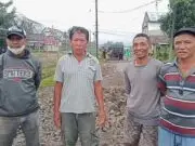 Warga RT 14 Kelurahan Satar Tacik Bersama Umat KBG Eglesia Paroki Kumba Manggarai NTT Kompak Perbaiki Jalan Rusak Warga RT 14 Kelurahan Satar Tacik Bersama Umat KBG Eglesia Paroki Kumba Manggarai NTT Kompak Perbaiki Jalan Rusak