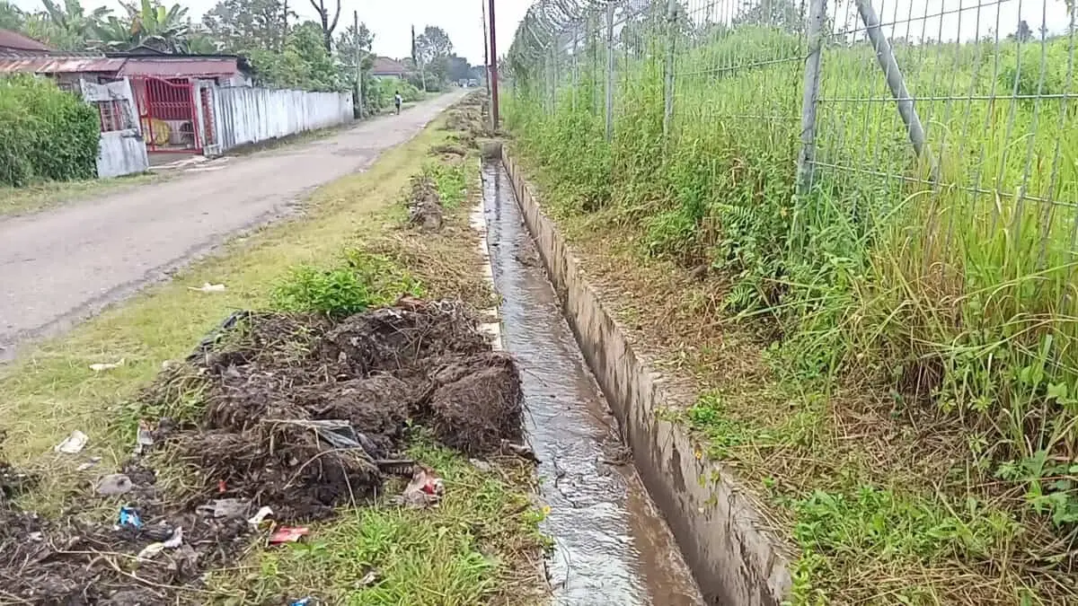 Warga RT 14 Kelurahan Satar Tacik Bersama Umat KBG Eglesia Paroki Kumba Manggarai NTT Kompak Perbaiki Jalan Rusak Warga RT 14 Kelurahan Satar Tacik Bersama Umat KBG Eglesia Paroki Kumba Manggarai NTT Kompak Perbaiki Jalan Rusak