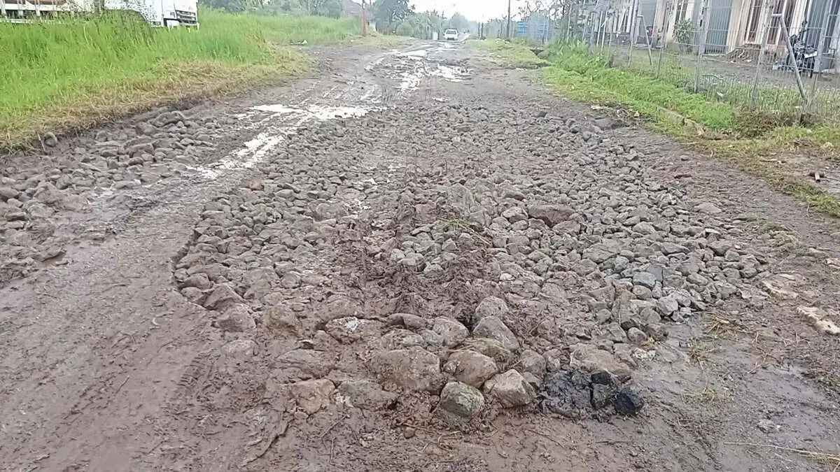 Warga RT 14 Kelurahan Satar Tacik Bersama Umat KBG Eglesia Paroki Kumba Manggarai NTT Kompak Perbaiki Jalan Rusak Warga RT 14 Kelurahan Satar Tacik Bersama Umat KBG Eglesia Paroki Kumba Manggarai NTT Kompak Perbaiki Jalan Rusak