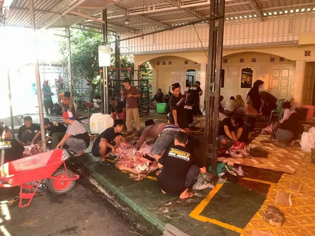 Perum KBN Sembelih 8 Sapi dan 5 Kambing, Salurkan Daging Kurban ke Warga dan Kaum Dhuafa Perum KBN Sembelih 8 Sapi dan 5 Kambing, Salurkan Daging Kurban ke Warga dan Kaum Dhuafa