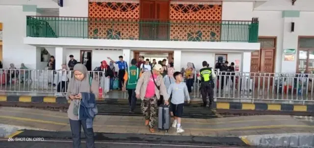 Libur Iduladha Berakhir, Ribuan Pemudik Padati Stasiun Kutoarjo Libur Iduladha Berakhir, Ribuan Pemudik Padati Stasiun Kutoarjo