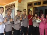 Sambut Hari Bhayangkara ke-79, Kapolres Purworejo Anjangsana ke Personel yang Sakit