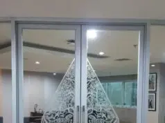 Kaca Film, Sticker Sandblast, dan Cutting Sticker Jadi Tren Visual Bangunan Modern – Ini Penyedia Jasa Andalnya Kaca Film, Sticker Sandblast, dan Cutting Sticker Jadi Tren Visual Bangunan Modern – Ini Penyedia Jasa Andalnya