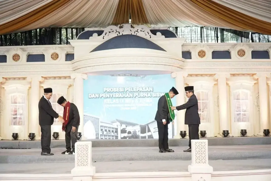 Pelepasan Siswa MTs dan MA An-Nawawi Digelar Bersama, Hadirkan Tokoh Palestina dan Luncurkan 17 Buku Ber-ISBN Karya Siswa Pelepasan Siswa MTs dan MA An-Nawawi Digelar Bersama, Hadirkan Tokoh Palestina dan Luncurkan 17 Buku Ber-ISBN Karya Siswa