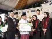 Pelepasan Siswa MTs dan MA An-Nawawi Digelar Bersama, Hadirkan Tokoh Palestina dan Luncurkan 17 Buku Ber-ISBN Karya Siswa Pelepasan Siswa MTs dan MA An-Nawawi Digelar Bersama, Hadirkan Tokoh Palestina dan Luncurkan 17 Buku Ber-ISBN Karya Siswa