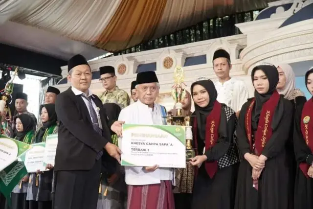 Pelepasan Siswa MTs dan MA An-Nawawi Digelar Bersama, Hadirkan Tokoh Palestina dan Luncurkan 17 Buku Ber-ISBN Karya Siswa Pelepasan Siswa MTs dan MA An-Nawawi Digelar Bersama, Hadirkan Tokoh Palestina dan Luncurkan 17 Buku Ber-ISBN Karya Siswa