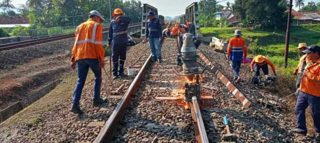 Tingkatkan Keselamatan, KAI Daop 5 Purwokerto Ganti Rel Jalur Gombong–Karanganyar Sepanjang 14,2 Km Tingkatkan Keselamatan, KAI Daop 5 Purwokerto Ganti Rel Jalur Gombong–Karanganyar Sepanjang 14,2 Km