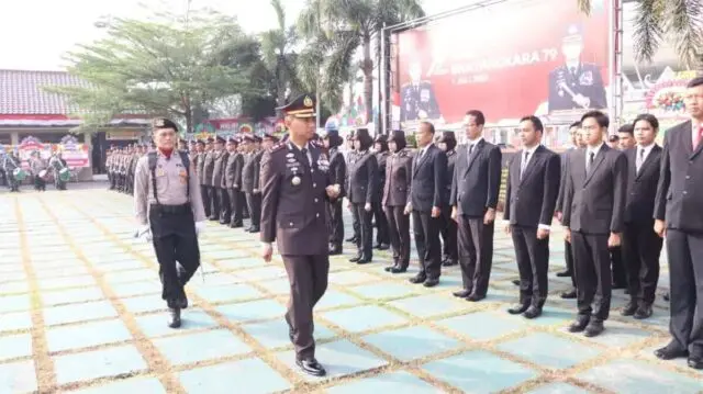 Kapolres Purworejo Pimpin Upacara Hari Bhayangkara ke-79, Serahkan Penghargaan hingga Luncurkan Film Pendek Kapolres Purworejo Pimpin Upacara Hari Bhayangkara ke-79, Serahkan Penghargaan hingga Luncurkan Film Pendek