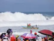 Tradisi Sedekah Laut Warnai Pantai Genjik, Ratusan Warga Padati Kertojayan