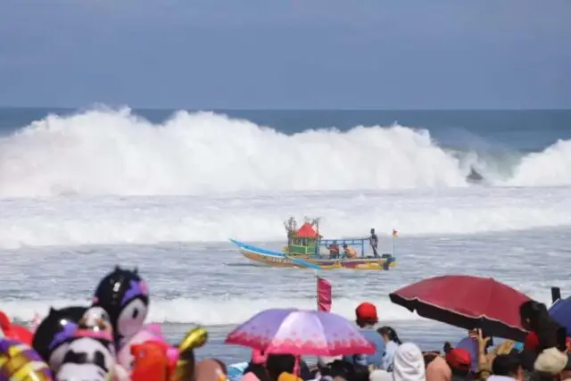 Tradisi Sedekah Laut Warnai Pantai Genjik, Ratusan Warga Padati Kertojayan Tradisi Sedekah Laut Warnai Pantai Genjik, Ratusan Warga Padati Kertojayan