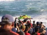 Ribuan Warga Padati Pantai Dewa Ruci, Berebut Gunungan Hasil Bumi di Tradisi Merti Jaladri