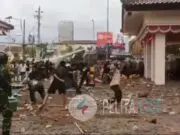 Ricuh Demo di DPRD Kebumen, Massa dan Aparat Terlibat Saling Serang Ricuh Demo di DPRD Kebumen, Massa dan Aparat Terlibat Saling Serang