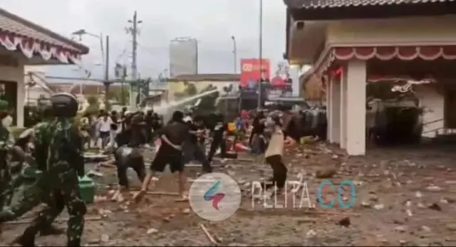 Ricuh Demo di DPRD Kebumen, Massa dan Aparat Terlibat Saling Serang