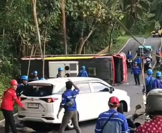 Bus Karyawan PLTU Terguling di Tanjakan Pacitan, 19 Penumpang Terluka
