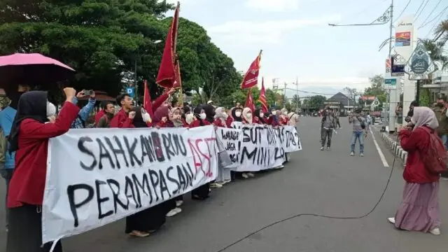 Mahasiswa Demo di Purworejo, Wabup Dion Agasi Teken Tuntutan Kasus Mini Zoo dan Mobdin Mahasiswa Demo di Purworejo, Wabup Dion Agasi Teken Tuntutan Kasus Mini Zoo dan Mobdin