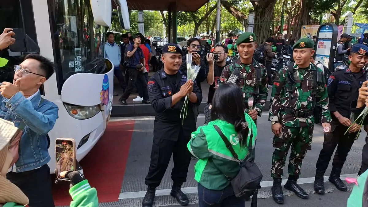 Tidak Mau Terprovokasi, Komunitas Ojol Bagikan Ribuan Mawar Untuk Anggota Polri dan TNI di Sekitar Monas,
