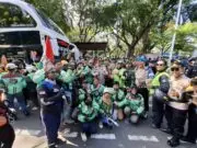 Tidak Mau Terprovokasi, Komunitas Ojol Bagikan Ribuan Mawar Untuk Anggota Polri dan TNI di Sekitar Monas,