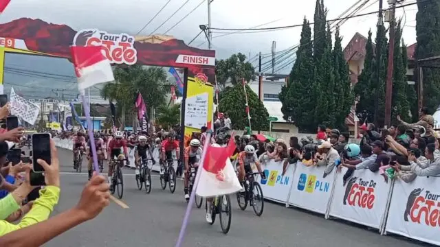 Sambut Tour De En-Te-Te, Warga Manggarai Tunjukan Dukungan Dan Sportivitas Sambut Tour De En-Te-Te, Warga Manggarai Tunjukan Dukungan Dan Sportivitas