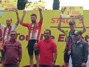 Podium Etape 9 Tour De En Te Te Dikuasai Pebalap Manca Negara, Satu Pebalap Indonesia Borong 4 Penghargaan Podium Etape 9 Tour De En Te Te Dikuasai Pebalap Manca Negara, Satu Pebalap Indonesia Borong 4 Penghargaan