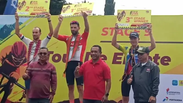 Podium Etape 9 Tour De En Te Te Dikuasai Pebalap Manca Negara, Satu Pebalap Indonesia Borong 4 Penghargaan Podium Etape 9 Tour De En Te Te Dikuasai Pebalap Manca Negara, Satu Pebalap Indonesia Borong 4 Penghargaan
