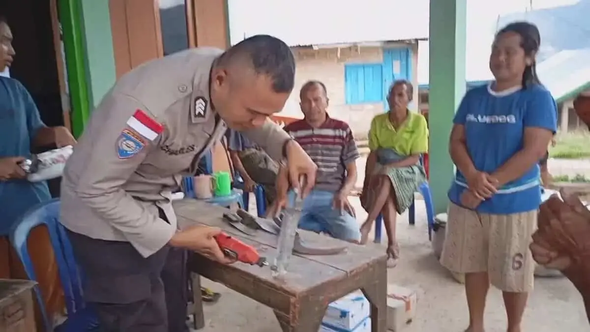 Dekatkan Diri Dengan Masyarakat, Bhabinkamtibmas Kecamatan Lelak Polres Manggarai Gelar Sabtu Tulis