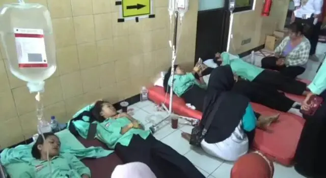 Menu MBG Kembali Telan Korban, Puluhan Siswa SMKN 1 Sine Ngawi Diduga Keracunan Menu MBG Kembali Telan Korban, Puluhan Siswa SMKN 1 Sine Ngawi Diduga Keracunan
