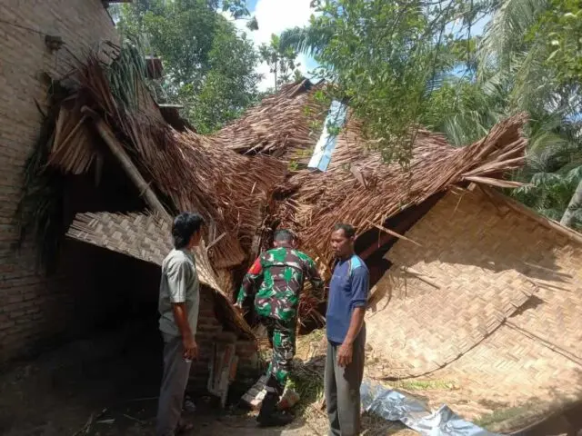 Tanggap Bencana, Kodim 0208/Asahan Bantu Rumah Warga Terdampak Puting Beliung Tanggap Bencana, Kodim 0208/Asahan Bantu Rumah Warga Terdampak Puting Beliung