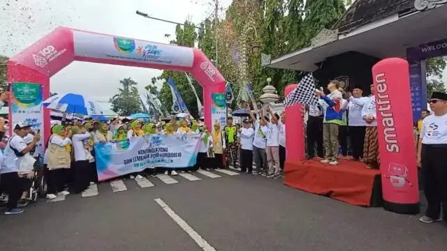 Lautan Santri Padati Alun-Alun Purworejo, 17 Ribu Warga NU Ikuti Jalan Sehat Hari Santri Nasional 2025