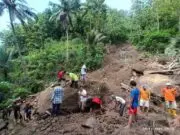 BPBD Purworejo Tangani Longsor Sawangan Pituruh, Batu 7 Ton Dievakuasi Secara Manual BPBD Purworejo Tangani Longsor Sawangan Pituruh, Batu 7 Ton Dievakuasi Secara Manual