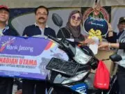 Ribuan Guru Meriahkan Jalan Sehat HUT ke-80 PGRI Purworejo, Hadiah Umrah dan Motor Jadi Magnet Peserta