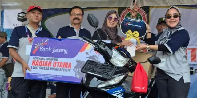 Ribuan Guru Meriahkan Jalan Sehat HUT ke-80 PGRI Purworejo, Hadiah Umrah dan Motor Jadi Magnet Peserta